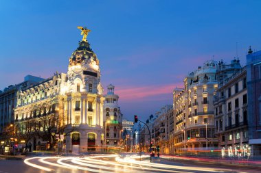 Araba ve Gran via street, geceleri de Madrid ana alışveriş caddesi üzerinde trafik ışıkları. İspanya, Europe. Lanmark Madrid, İspanya
