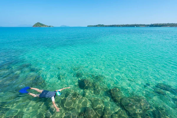 Turistler Şnorkel Kristal Turkuaz Tropikal Resort Phuket Tayland Yakınlarındaki Yaz — Stok fotoğraf