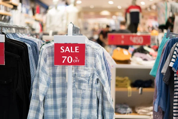 ショッピング シーズン販売 シャツ屋の前にラベル表示シール 割引の販売商戦を表示 マーケティングのビジネス広告のクリアランス店 — ストック写真