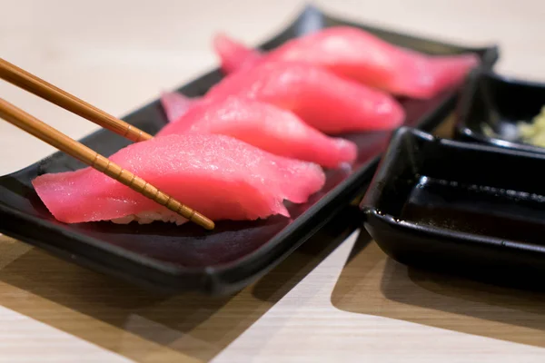Quattro Sushi Tonno Con Bacchette Piatto Nero Sul Tavolo Ristorante — Foto Stock