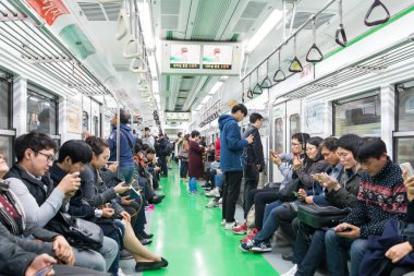 Seul Büyükşehir Metro görünümü içinde en yoğun metro sistemine Seul, Güney K, dünyada kullanılan