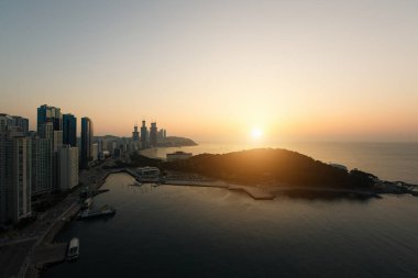Güneş doğarken Busan Haeundae beach. Haeundae beach Busan'ın en popüler plaj Güney Kore'de olduğunu.