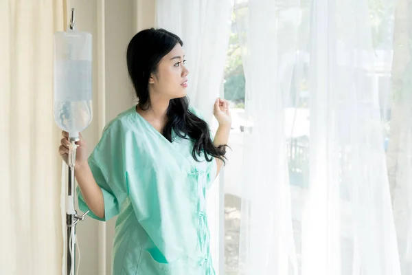 Aziatische Patiënten Vrouw Zoek Buiten Het Venster Patiënten Blij Dat — Stockfoto