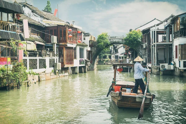 中国上海市に上海朱家角水町の運河に中国伝統的な観光船 — ストック写真