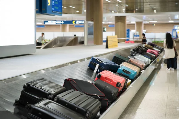 Koffer Oder Gepäck Mit Förderband Flughafen — Stockfoto