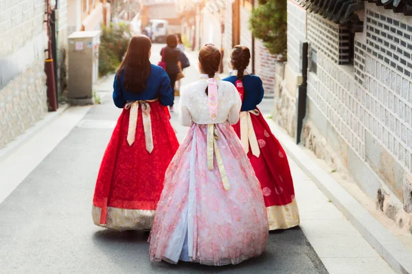 Tyłu Trzy Kobiety Noszenia Hanbok Idąc Przez Tradycyjny Styl Domy — Zdjęcie stockowe