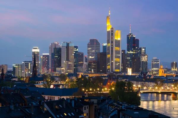 Blick Auf Frankfurt Main Der Abenddämmerung Main Mit Kreuzfahrtschiff Frankfurt — Stockfoto