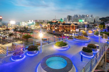 Seul İstasyonu Seoullo 7017 proje açmak bir otoyol yaya geçit Seoul, Güney Kore içine.