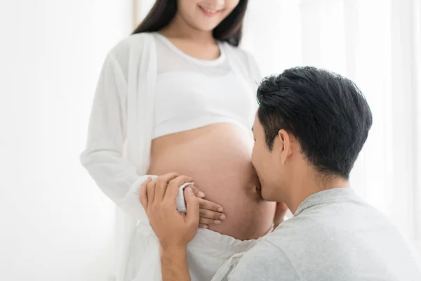 アジアの夫が彼の目と彼の妻の妊娠中の腹にキスが閉じられます アジア結婚カップルと家族の概念 — ストック写真