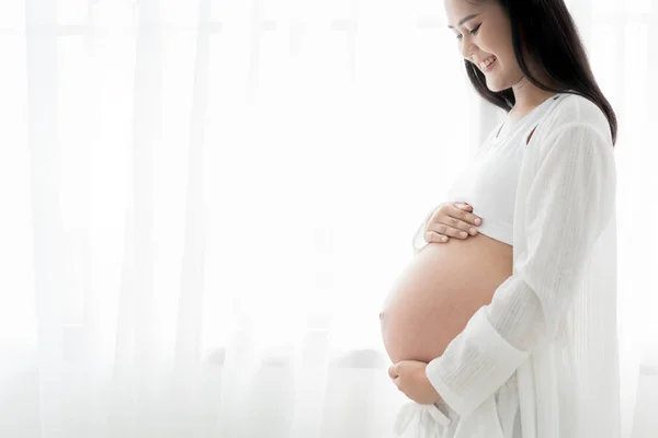 Primer Plano Feliz Mujer Asian Embarazada Sonriente Pie Tocando Vientre — Foto de Stock