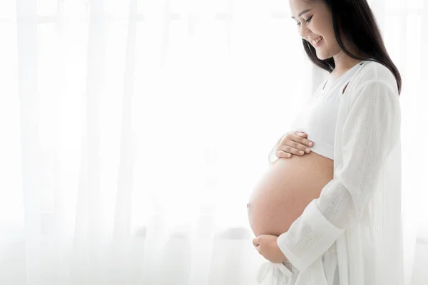 Närbild Glada Leende Gravid Asiatisk Kvinna Standingand Röra Hennes Mage — Stockfoto