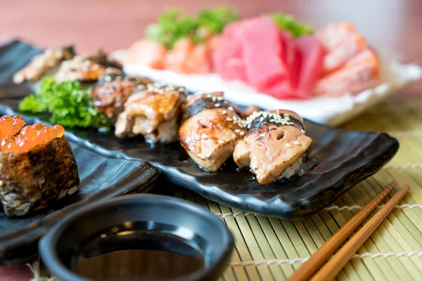 Sushi Con Bacchette Salsa Soia Sushi Rotolare Cibo Giapponese Nel — Foto Stock