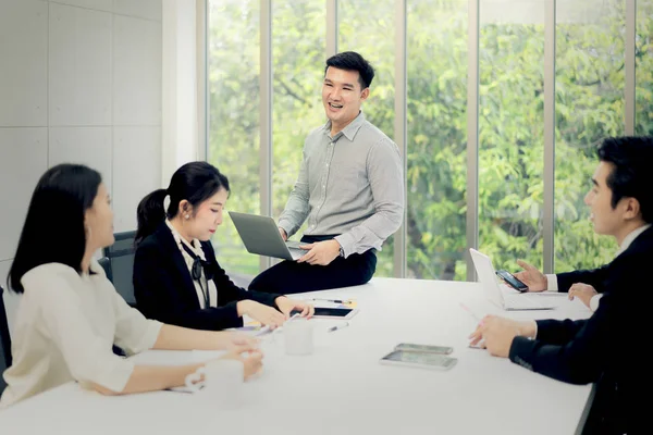 Hombre Negocios Asiático Presente Informe Negocios Sala Reuniones Oficina Concepto —  Fotos de Stock