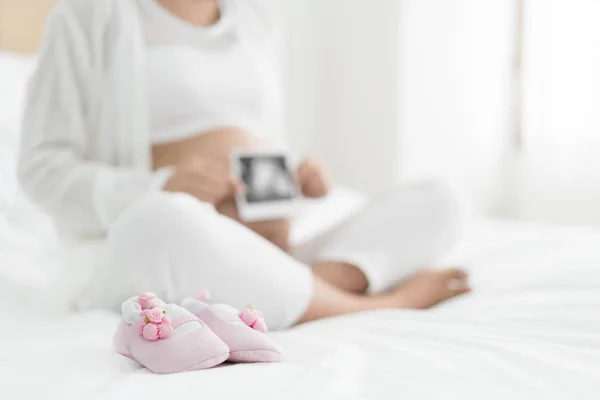 Mujer Embarazada Con Zapatos Bebé Cama Casa Disfrutando Período Especial — Foto de Stock