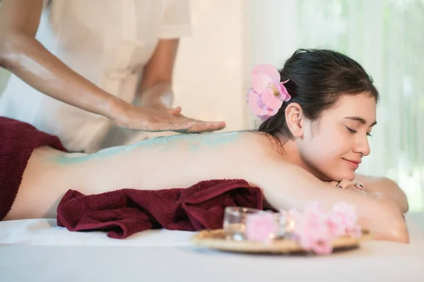Jovem Mulher Asiática Recebendo Massagem Sal Salão Spa Mão Colocando — Fotografia de Stock