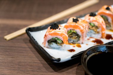Philadelphia rulo suşi somon, salatalık, avokado, krem peynir, tobiko havyar ile. Sushi Menüsü. Japon yemekleri.