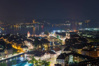 Havadan görünümü, Lucerne eski şehir, ahşap Şapel Köprüsü, taş su kulesi, Reuss nehir ve Lake Lucerne, İsviçre