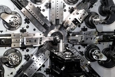 Yapım makine sanayi fabrikasında yüksek hassasiyetli otomotiv ve endüstriyel bahar. Akıllı Sanayi Fabrikası kavramı.