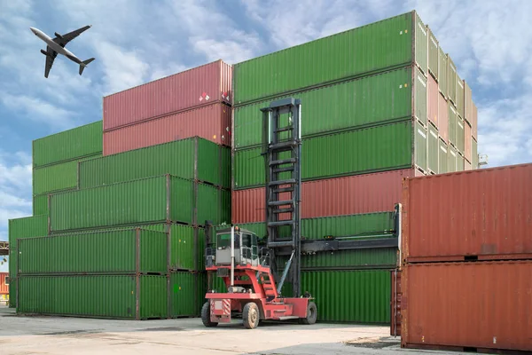 フォーク リフトの昇降コンテナー ボックス ロード貨物飛行機貨物の輸入 物流の背景用のコンテナー — ストック写真