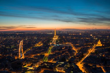 Paris, Fransa - 5 Mayıs 2016: Güzel Paris manzarası görünümü Eyfel Kulesi sırasında ışık gösterisi alacakaranlıkta, Paris, Fransa