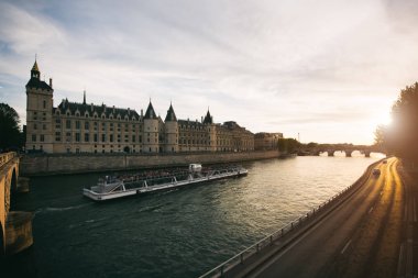 Güzel gün batımı ile Seine Nehri üzerinde turist tekne turu Paris. Cruise gemi gezi Nehri Paris, Fransa.