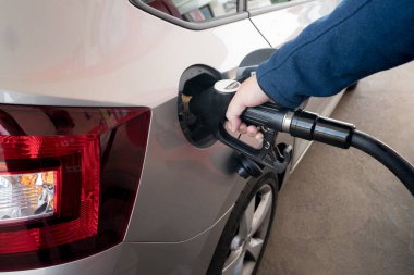 Dizel yakıt dizel motorlar için araba benzin istasyonunda pompa adam closeup.