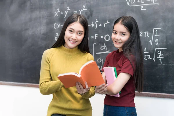Asiática Estudante Sobre Blackboard Segurando Lendo Livros Juntosem Sala Aula — Fotografia de Stock