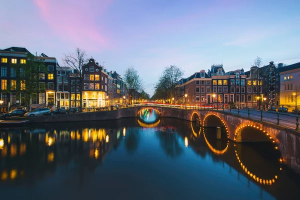 Gece şehir manzaralı Amsterdam, Hollanda. Kanal ve tipik Hollanda evlerde geceleri Amsterdam, Hollanda