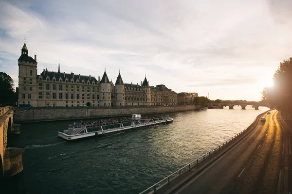 Güzel Gün Batımı Ile Seine Nehri Üzerinde Turist Tekne Turu — Stok fotoğraf