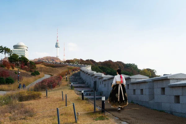 Chicas Coreanas Vestidas Hanbok Traje Tradicional Caminando Montaña Namsan Cerca —  Fotos de Stock