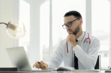 Dizüstü bilgisayar ve elektronik tıbbi kayıt (Emr) sistemi kullanarak doktor. Hastanın sağlık ve kişisel bilgi bilgisayar ekranında dijital veritabanı. 