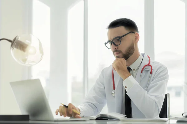 Arzt Mit Laptop Und Elektronischer Krankenakte Emr Digitale Datenbank Der — Stockfoto