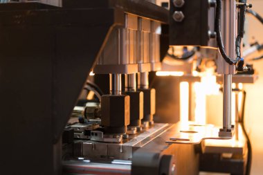 Otomatik Pet / plastik şişe darbe kalıplama makinesi fabrikasında çalışıyor. 4.0 teknolojisi ile akıllı fabrika.