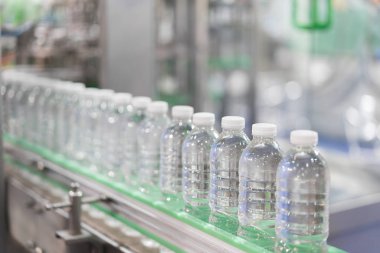 Konveyör bant sistemi su şişeleri transferinde temizleyin. Sanayi ve makine teknoloji kavramı ile fabrika.