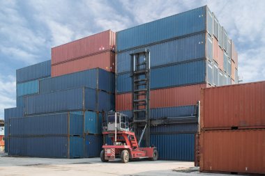 Forklift konteyner kutu yükleme için konteyner depo kullanmak için kargo ithalat, ihracat, lojistik arka plan kaldırma.