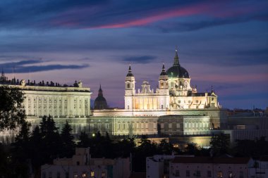 Almudena Katedrali (Santa Maria la Real de La Almudena) Madrid, İspanya, bir Katolik kilisesinde gece olduğunu. Madrid Roma Katolik başpiskoposluk merkezi olduğunu.