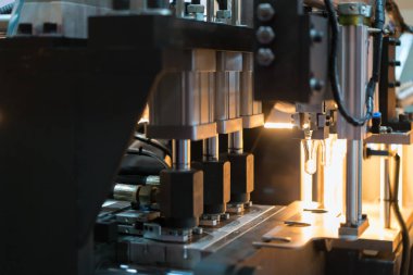 Otomatik Pet / plastik şişe darbe kalıplama makinesi fabrikasında çalışıyor. 4.0 teknolojisi ile akıllı fabrika.