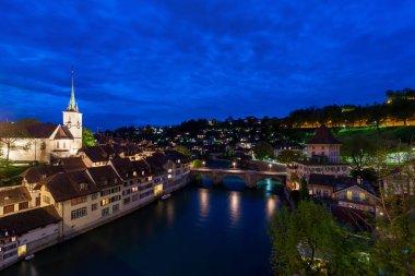 Bern. Bern, sermaye city İsviçre, dramatik günbatımı sırasında görüntü.