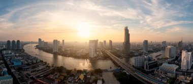 Manzara kuş görünümü ile akşam zamanında şehir Bangkok Chao phraya Nehri'nin. Bangkok şehir gece vakti, otel ve Tayland başkentinde ikamet alan.