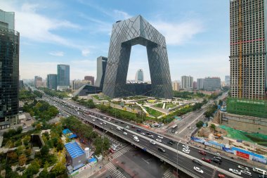 Beijing, Çin - 22 Ekim 2017: Çin'in Pekin şehir, Bina, bir ünlü dönüm noktası Çin Cctv (Cctv) 234 metre boyunda gökdelenler olduğunu çok muhteşem.