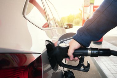 Araba benzin istasyonunda yakıt ikmali. Benzin petrol pompalama adam. Bu fotoğraf-ebilmek var olmak kullanılmış için otomotiv sanayi veya ulaşım konsepti