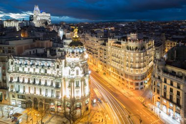 Araba ve Gran via street, geceleri de Madrid ana alışveriş caddesi üzerinde trafik ışıkları. İspanya, Europe. Lanmark Madrid, İspanya
