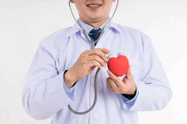 Médico Masculino Uniforme Blanco Sujeta Usa Estetoscopio Para Revisar Corazón —  Fotos de Stock