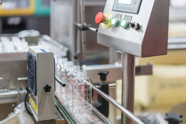 Trasferimento Bottiglie Acqua Chiare Sul Sistema Nastro Trasportatore Industriale Fabbrica — Foto Stock