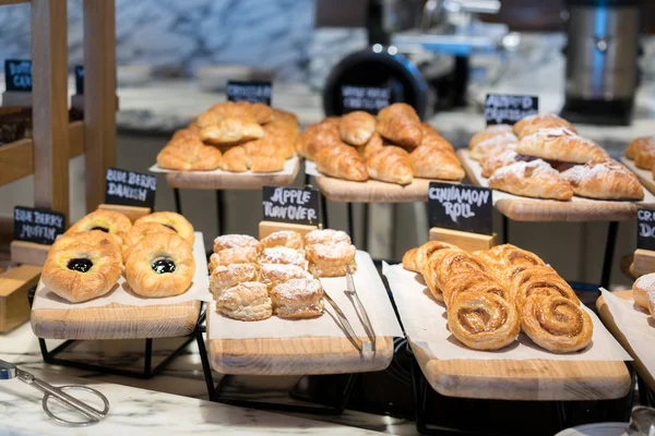 Frukost Rader Olika Smak Danishs Bullar Och Muffins Träbrickor Hotellets — Stockfoto