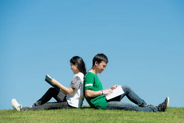 Asijský Pár Studentů Čtení Kniha Spolu Venkovní Park Univerzity — Stock fotografie