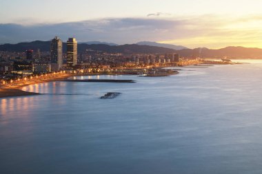 Hava görünümünde yaz gece boyunca Sahil Barcelona, İspanya Barcelona Beach. Akdeniz İspanya.