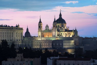 Madrid geceleri dönüm noktası. Manzara Santa Maria la Real de La Almudena Katedrali ve Kraliyet Sarayı. Güzel manzarası, Madrid, İspanya.