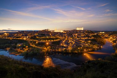 Toledo, İspanya'nın şehrin Ortaçağ merkezinin panoramik görünümü. Tejo Nehri, Katedral ve Alcazar Toledo, İspanya'nın özellikleri
