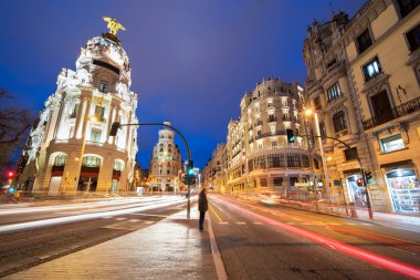 Araba ve Gran via street, geceleri de Madrid ana alışveriş caddesi üzerinde trafik ışıkları. İspanya, Europe. Lanmark Madrid, İspanya